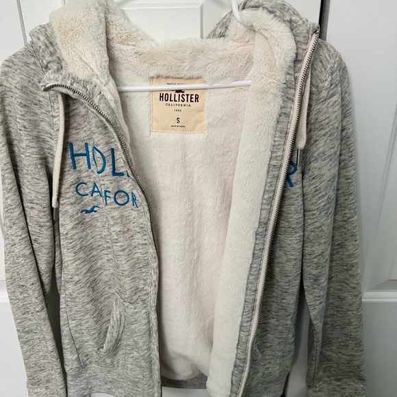 Hollister jacket with fur on the inside - Picture 2 of 3